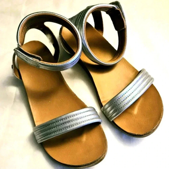 UGG Gladiator K4 Ethena Silver Flat Sandal Size 6 US Cork & Rubber  Sole - Picture 1 of 4